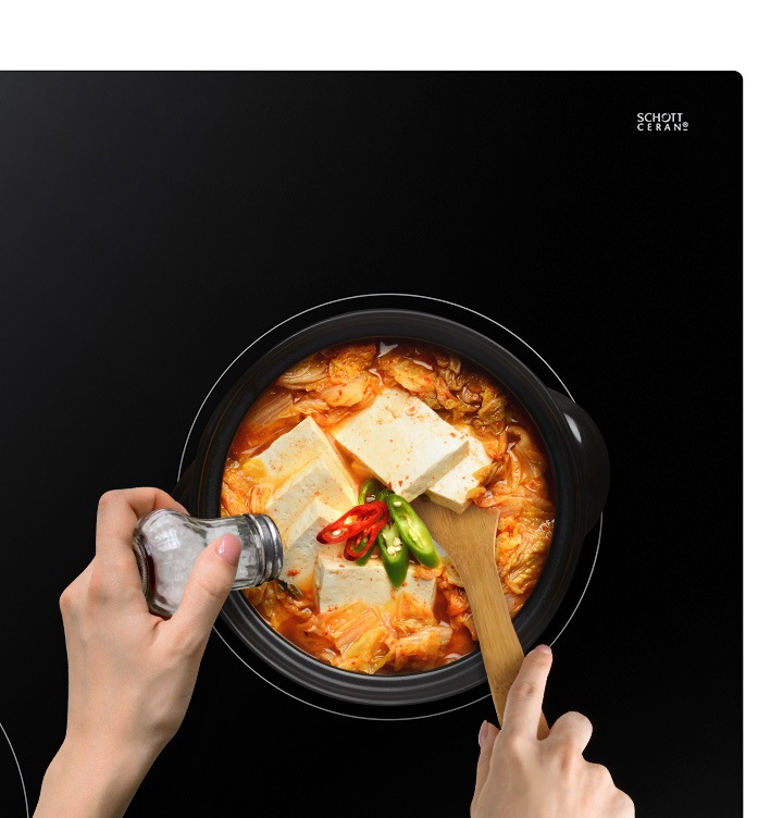 라디언트 화구에서 뚝배기 요리를 조리중인 모습이 보여집니다.