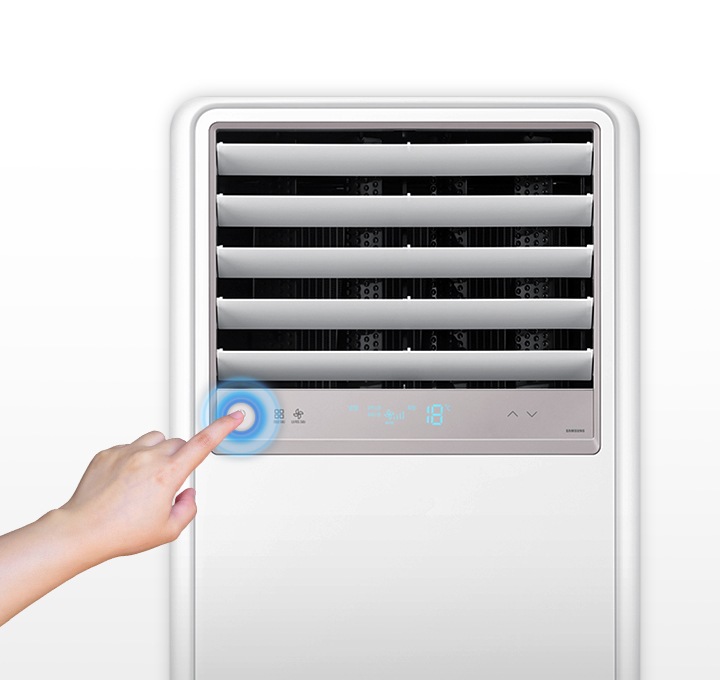 손으로 디스플레이를 누르고 있는 모습입니다.