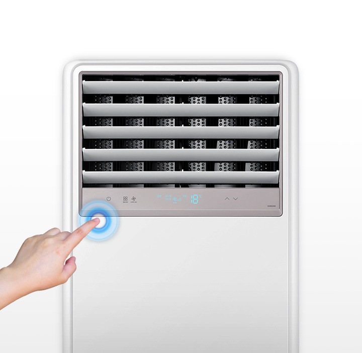 손으로 디스플레이를 누르고 있는 모습입니다.