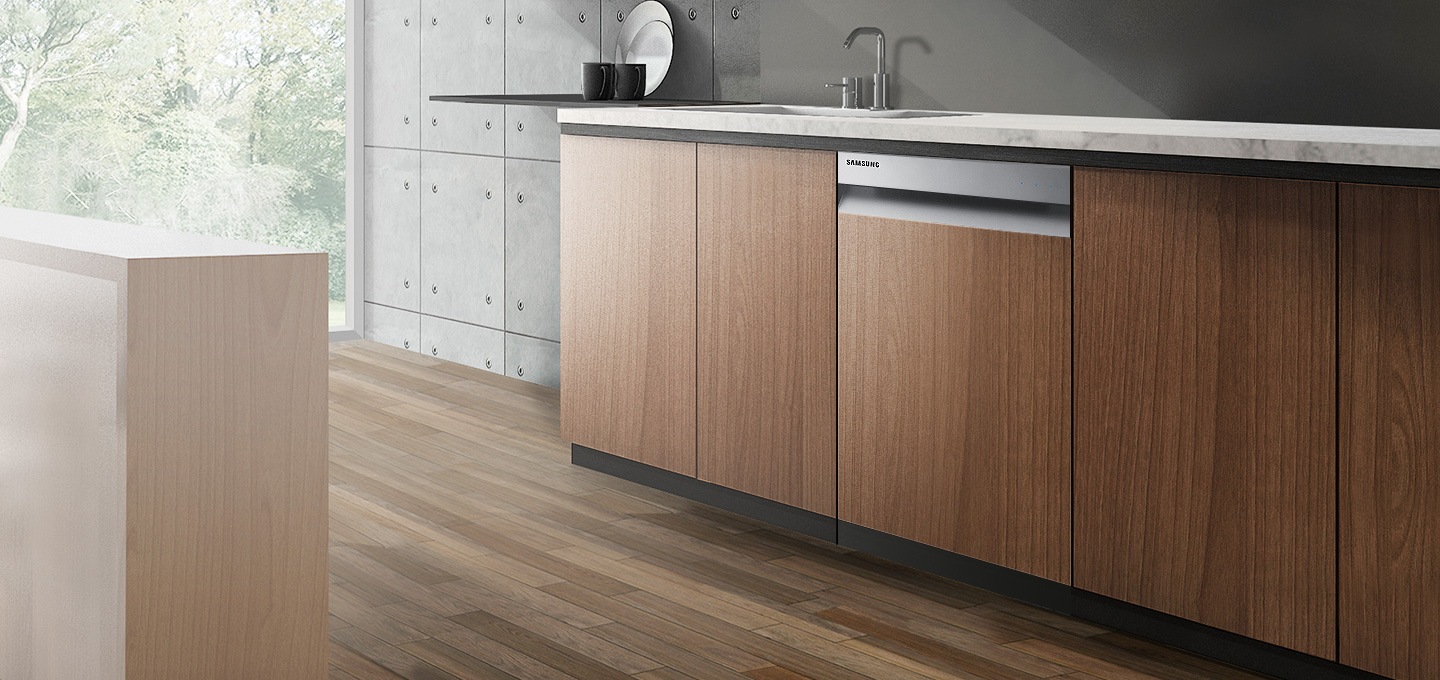 주방 가구장과 동일한 소재의 가구장이 식기세척기 패널에 설치되어 있습니다.