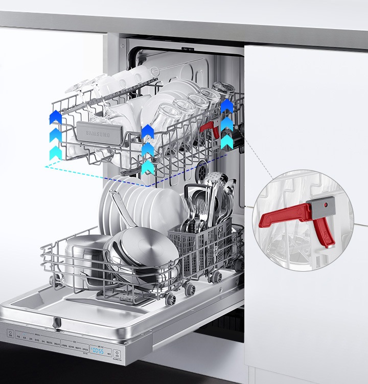 실버 컬러의 식기세척기 8인용 도어가 주방 수납장에 빌트인되어있습니다. 식기세척기 도어가 확짝 열려있고 각종 식기가 수납된 바구니가 바깥으로 빠져나와있습니다.  첫 번째 식기 바구니가 위/아래로 움직일 수 있는 모습이 표현되어 있고 높낮이 조절기가 확대되어 보여집니다.