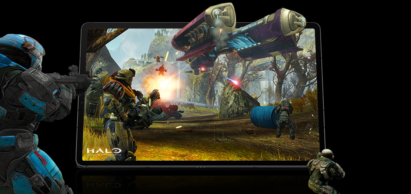 게이밍 화면이 보입니다.게이밍 화면이 보입니다. 갑옷을 입은 4명의 게임 캐릭터가 사방에서 적으로 보이는 우주선을 총으로 공격하고 있습니다. 탭 밖으로 캐릭터가 나와있어 압도적이고 사실적이고 입체적인 갤럭시 탭 S7+의 특징을 보여줍니다.