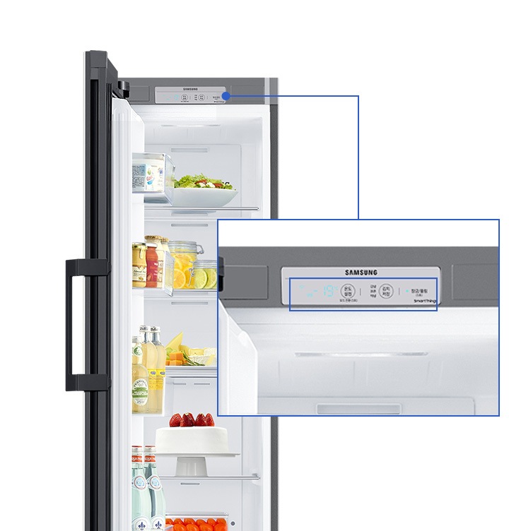 냉장고 도어가 열려있고,  김치저장온도를 설정할 수 있는 상단 조작부를 확대하여 보여주고 있습니다.