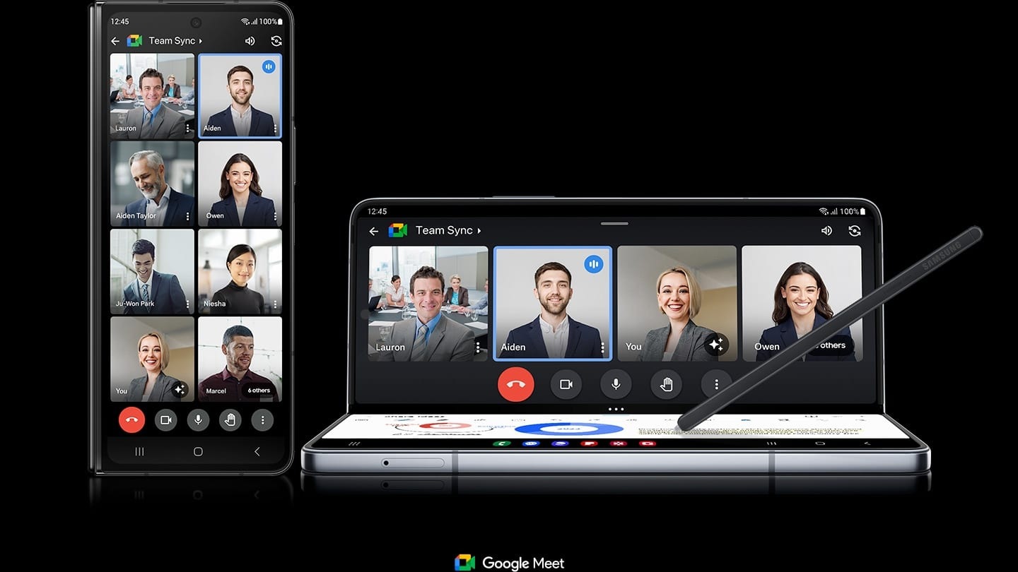 접힌 상태의 갤럭시 Z 폴드5가 있습니다. 그 옆에는 플렉스 모드의 또 다른 갤럭시 Z 폴드5가 있습니다. 둘 다 구글미트로 동일한 화상 미팅을 하고 있습니다. 접힌 기기의 커버 디스플레이에는 8개의 사각형 참가자 영역이 표시됩니다. 플렉스 모드 기기에서는 4개의 사각형 참가자 영역이 상단 화면에 띄워져 있고 하단 화면에서는 S펜을 사용해 프리젠테이션을 편집하고 있습니다.