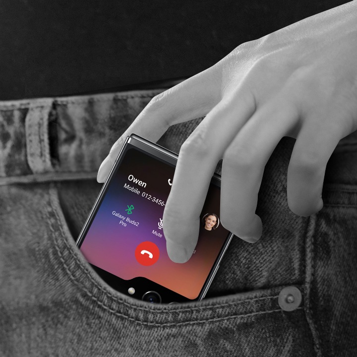 갤럭시 Z 플립5의 플렉스 윈도우 인터페이스가 2개 있습니다. 연락처 위젯은 한 화면에 6개의 연락처를 표시합니다. 통화 화면에는 연락처 정보 뿐 아니라 오디오 출력, 마이크, 키패드 및 통화 종료 버튼이 표시됩니다. 다음으로 플렉스 윈도우에서 진행 중인 통화 화면이 주머니에서 이어서 표시됩니다.