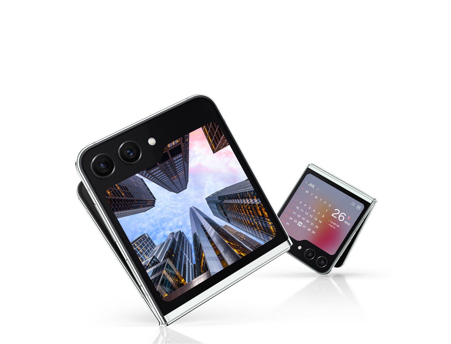 갤럭시 Z 플립5 기기 2대가 플렉스 윈도우에서 살짝 펼쳐집니다. 1대는 86.1 mm 디스플레이를 가득 채운 화려하고 세밀한 도시의 모습을 띄우고 있습니다. 나머지 1대는 컨트롤러와 진행 표시줄을 갖춘 미디어 플레이어를 표시하고 있습니다.