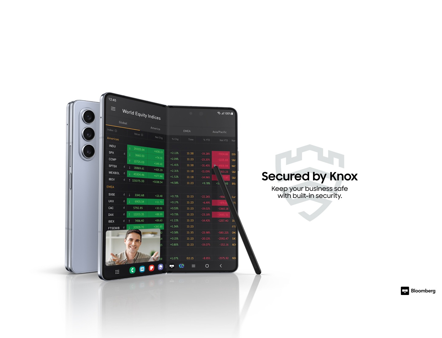 갤럭시 Z 폴드 팬텀 블랙 모델이 플렉스 모드로 직각보다 크게 펼쳐져 있습니다.  메인 디스필레이 상단에는 네 명의 참가자와 화상 통화를 하는 모습이 표시되어 있습니다. 하단에는 화면을 공유하는 두 개의 앱이 실행되고 있습니다. S펜 폴드 에디션이 기기에 비스듬히 놓여 있습니다. 뒤쪽으로 또 다른 갤럭시 Z 폴드4 팬텀 블랙 모델이 후면 카메라라 드러나게 A자로 작게 펼쳐진 채로 세워져 있습니다.