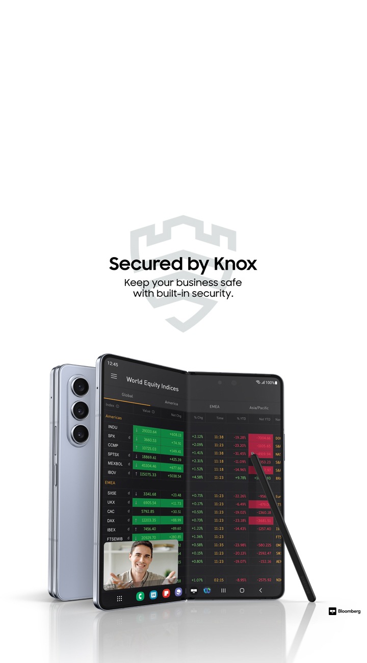 갤럭시 Z 폴드 팬텀 블랙 모델이 플렉스 모드로 직각보다 크게 펼쳐져 있습니다.  메인 디스필레이 상단에는 네 명의 참가자와 화상 통화를 하는 모습이 표시되어 있습니다. 하단에는 화면을 공유하는 두 개의 앱이 실행되고 있습니다. S펜 폴드 에디션이 기기에 비스듬히 놓여 있습니다. 뒤쪽으로 또 다른 갤럭시 Z 폴드4 팬텀 블랙 모델이 후면 카메라라 드러나게 A자로 작게 펼쳐진 채로 세워져 있습니다.