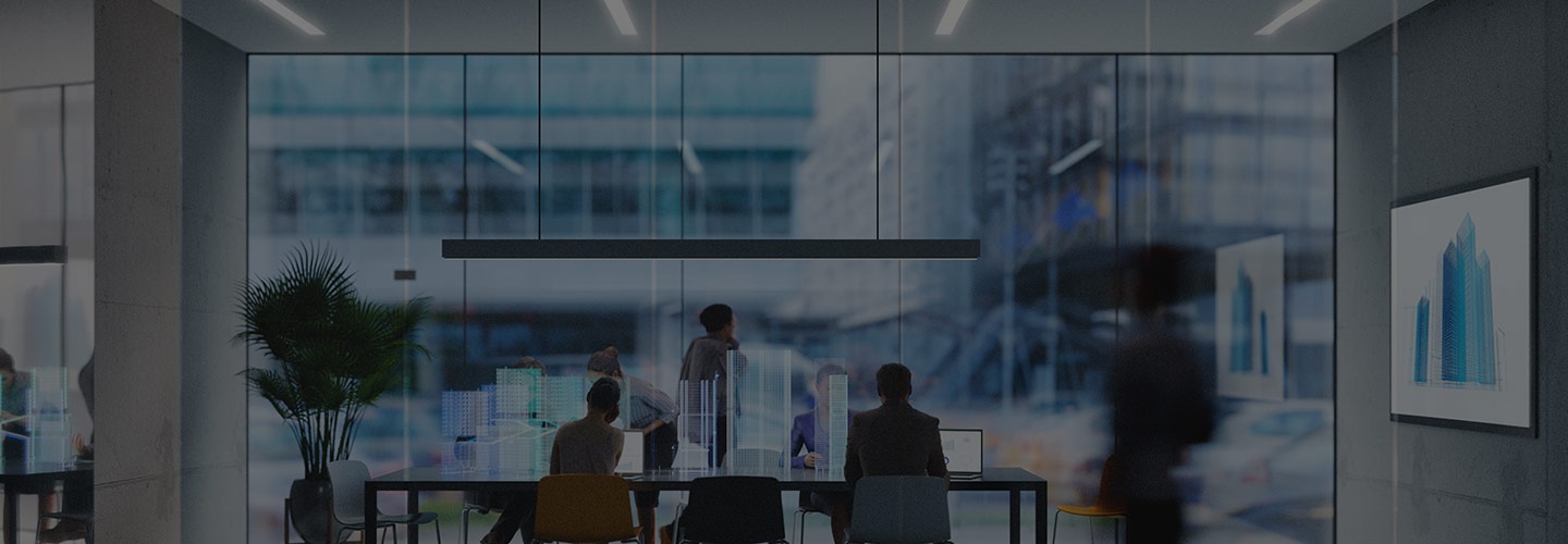 여러 명의 사람이 웃으면서 이야기하고 있습니다.