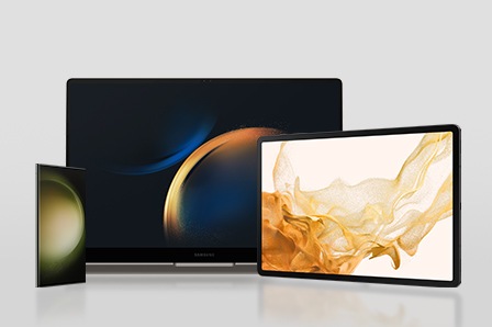 네 명의 사람이 커피를 마시며 회의를 하고 있습니다.