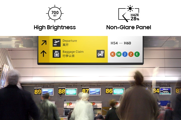 공항 플랫폼 공간에서 바쁘게 움직이는 사람들의 머리 위로 선명하게 화면이 보이고 있는 단독형 Stretch 시리즈가 있습니다.