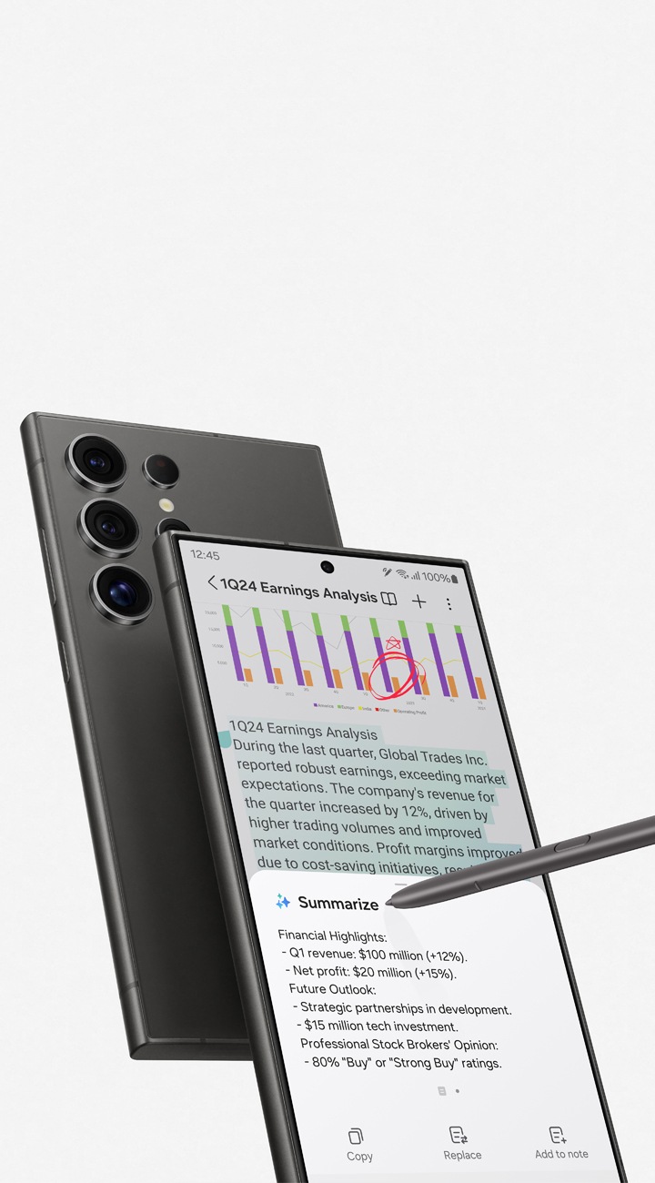 갤럭시 S24 플러스 2대가 있습니다. 1대는 전면을 드러내고 있고, 나머지 1대는 후면을 드러내고 있습니다. 디스플레이에 전화 통화 내용이 실시간으로 번역되고 있습니다. 대화 내용이 두 가지 언어의 텍스트로 표시됩니다.