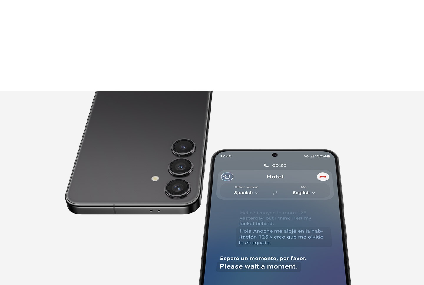 갤럭시 S24 플러스 2대가 있습니다. 1대는 전면을 드러내고 있고, 나머지 1대는 후면을 드러내고 있습니다. 디스플레이에 전화 통화 내용이 실시간으로 번역되고 있습니다. 대화 내용이 두 가지 언어의 텍스트로 표시됩니다.