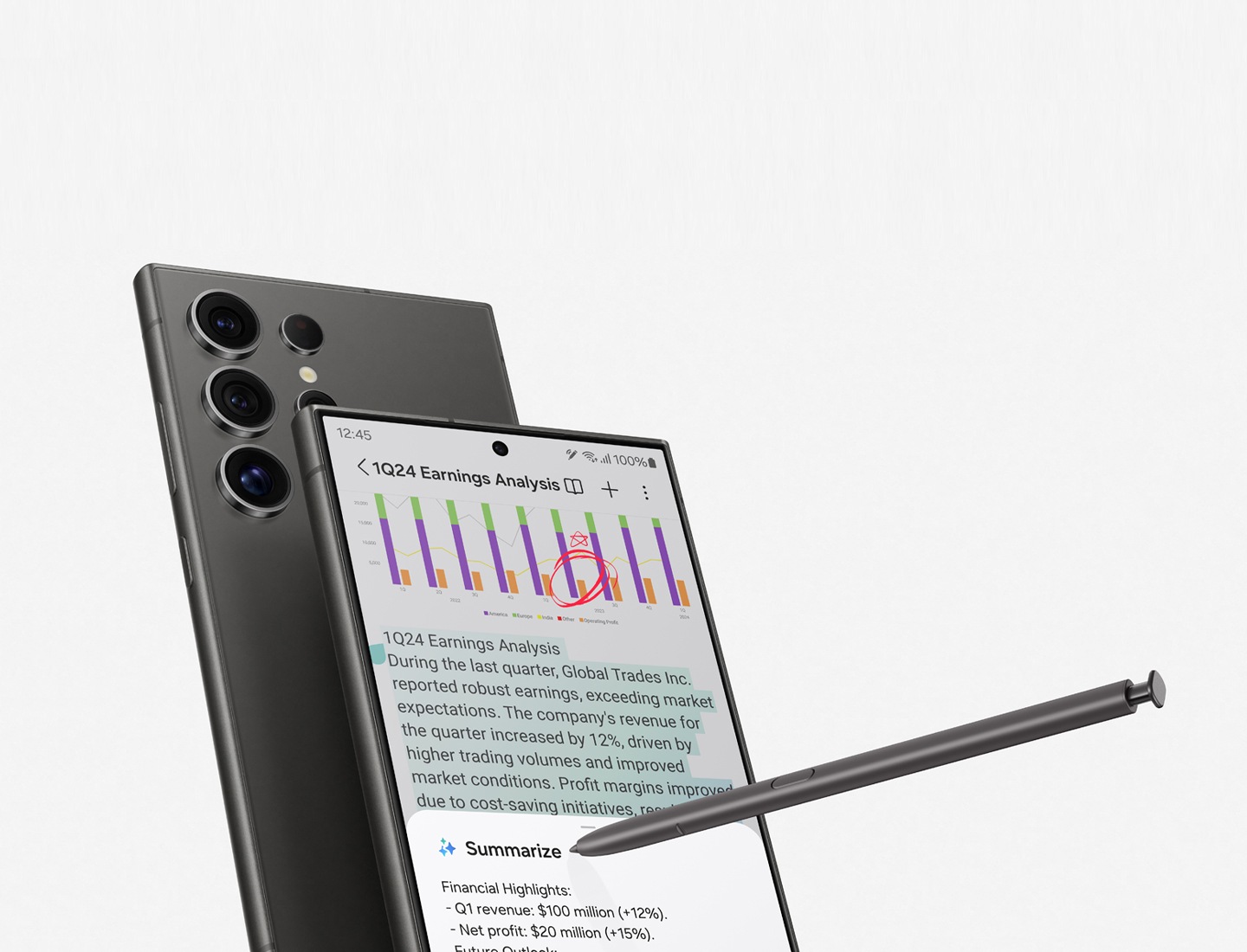 갤럭시 S24 플러스 2대가 있습니다. 1대는 전면을 드러내고 있고, 나머지 1대는 후면을 드러내고 있습니다. 디스플레이에 전화 통화 내용이 실시간으로 번역되고 있습니다. 대화 내용이 두 가지 언어의 텍스트로 표시됩니다.