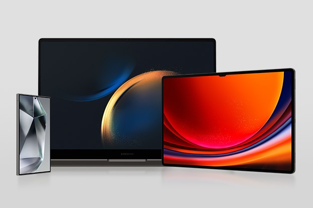 S24, 갤럭시북, 갤럭시탭의 정면이 좌측부터 보여지고 있습니다.