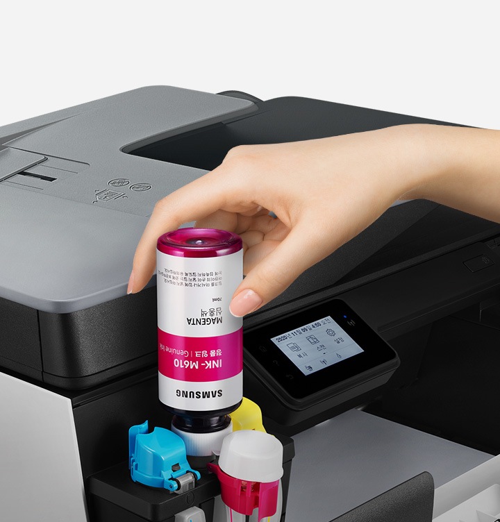 제품 왼쪽 부분에 있는 잉크 삽입구에 잉크를 손으로 잡고 삽입하고 있는 이미지 입니다.