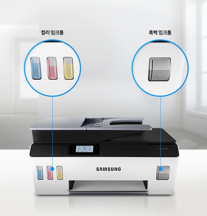 하얀색 배경에 이미지 하단 중간에 제품 정면 이미지가 있습니다. 컬러 잉크통이 있는 제품 왼쪽 부분을 이미지 왼쪽 상단 부분에 확대하여 보여주는 이미지와 제품 오른쪽 부분의 흑백 잉크통이 있는 부분을 오른쪽 상단에 확대하여 보여주는 이미지입니다. 확대한 이미지를 통하여 잉크의 잔량을 확인할 수 있습니다. 
