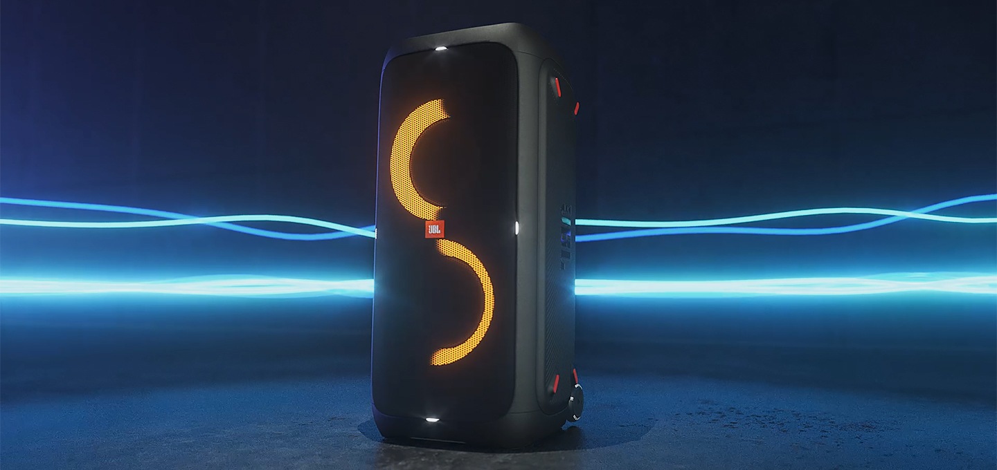 JBL PARTYBOX310 제품이 세워져 있습니다. 그 뒤로는 파란음파가 있습니다.