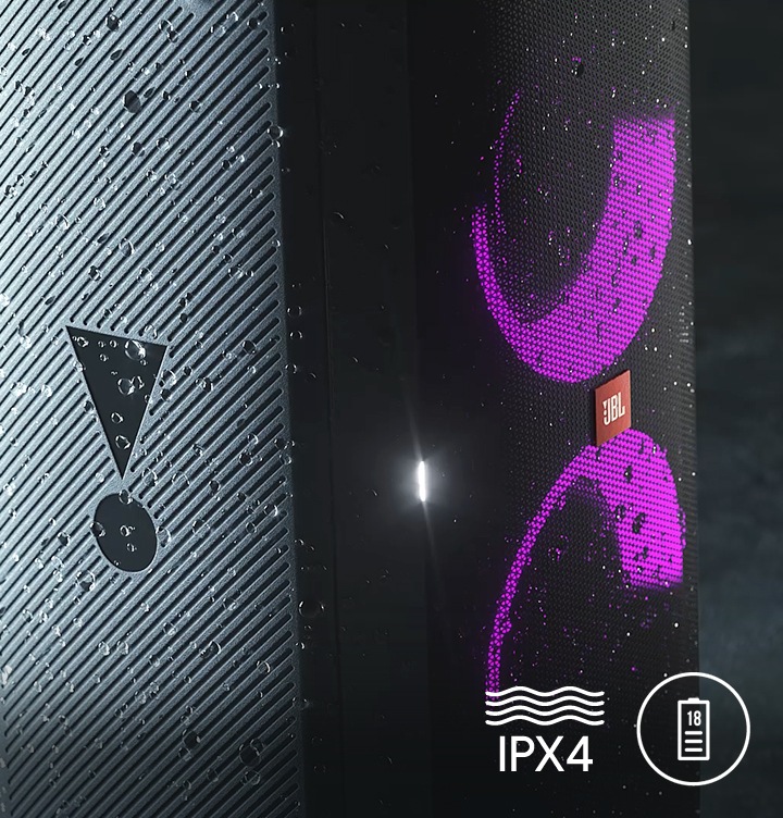 JBL PARTYBOX310 제품 좌측 확대컷에 물방울이 튀겨져 있습니다. 우하단에는 IPX4, 18 시간 배터리 아이콘이 있습니다.