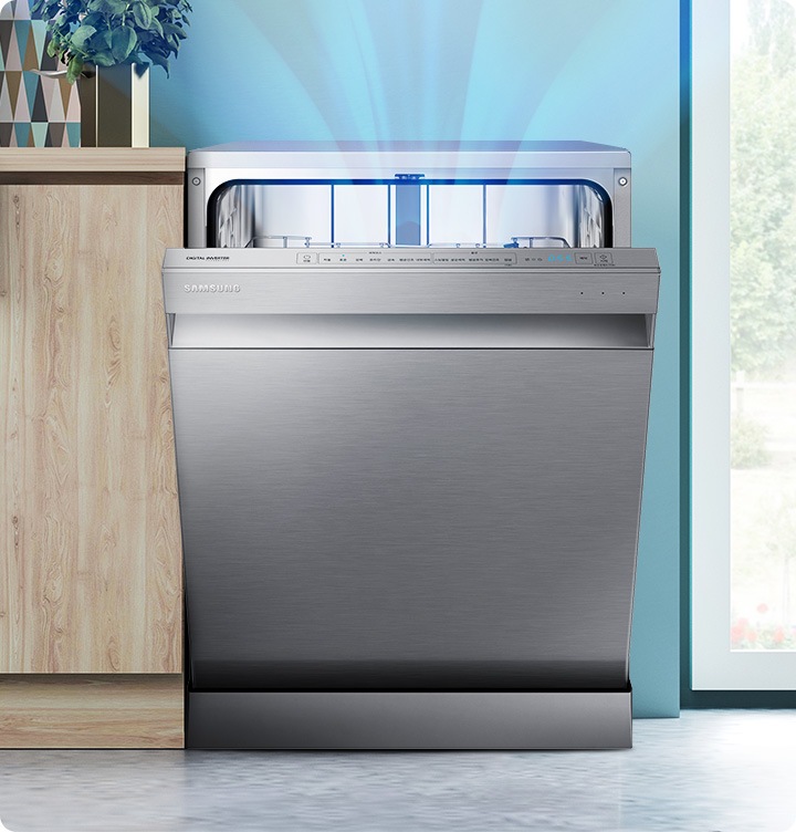 주방에 놓인 식기세척기 도어가 반쯤 열려있고 내부에서 깨끗한 공기가 나오는 모습이 보입니다.