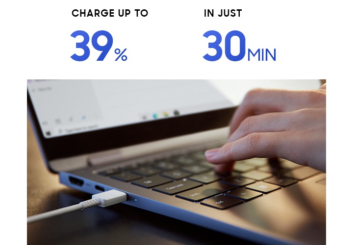 갤럭시 북4 360을 사용중인 사람의 손이 보입니다. 포트에는 USB선이 연결되어 있습니다. 