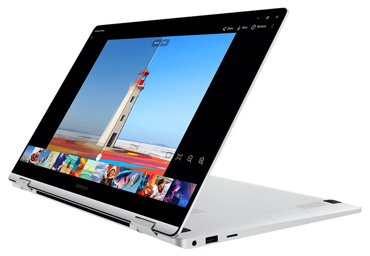 갤럭시 S24 Ultra에서 전체 화면으로 표시된 집 내부 이미지가 실버 컬러의 갤럭시 북4 갤러리 앱을 통해 열립니다. 사진 리마스터 도구를 사용하고 있습니다. 슬라이더로 화면 이미지가 반으로 나누어 집니다. 왼쪽에는 리마스터링 전 이미지가 표시되고, 오른쪽에는 향상된 품질로 리마스터링된 이미지가 표시됩니다.