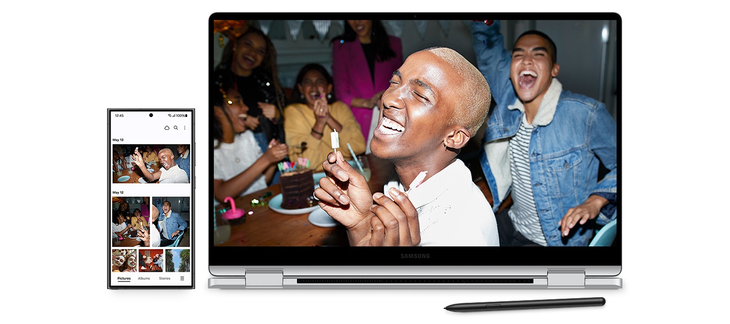 우측에는 갤럭시 북4 360 화면 안에 파티를 즐기고 있는 사람들의 모습이 보이고, 좌측에는 스마트폰 화면 안에 해당 장면을 찍은 사진들이 갤러리 형태로 보여지고 있습니다.