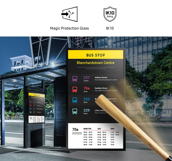버스 정류장에 설치된 OHA 시리즈의 모습이며, 화면을 도구로 쳐도 쉽게 부서지지 않는 모습을 표현해 보여주고 있습니다. 이미지 상단에는 Magic Protection Glass 아이콘과 IK10 아이콘이 있습니다.