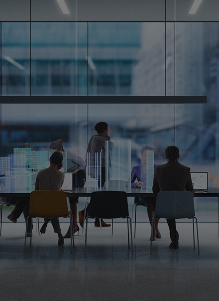 여러 명의 사람이 웃으면서 이야기하고 있습니다.