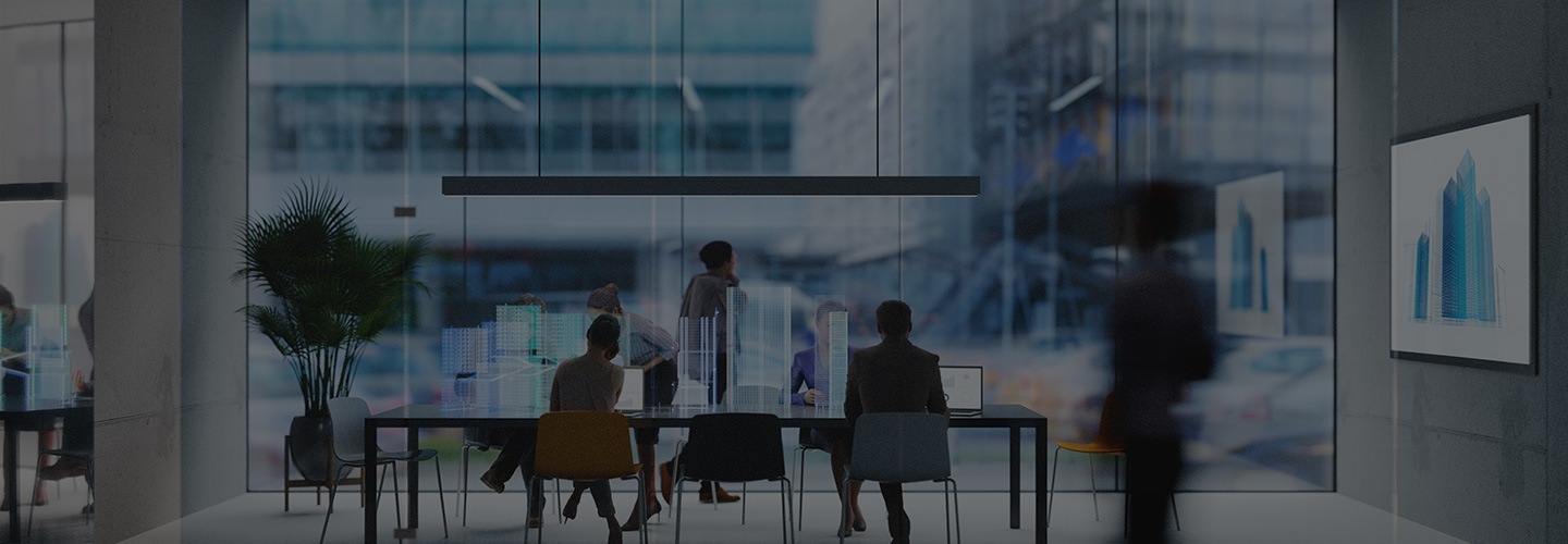 여러 명의 사람이 웃으면서 이야기하고 있습니다.