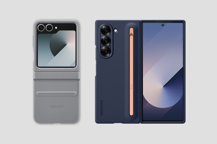 좌측에는 오픈된 상태의 Z플립6가, 우측에는 오픈된 상태의 Z폴드6가 각각 후면이 보이게 배치된 상태입니다.