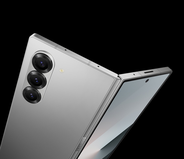 비스듬한 각도에서 살짝 펼쳐진 갤럭시 Z 폴드6가 후면 카메라 렌즈 3개를 드러내고 있습니다.