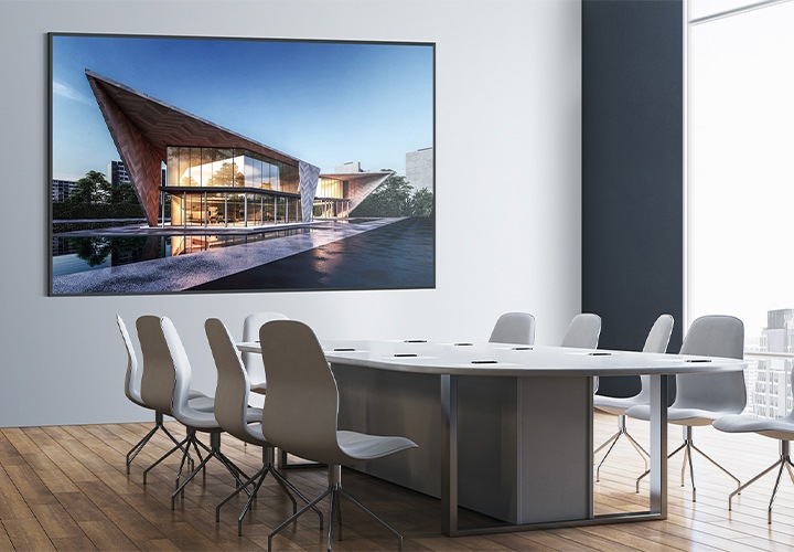 넓은 회의실 공간의 벽면에 단독형 UHD M 시리즈가 설치되어 있습니다. 