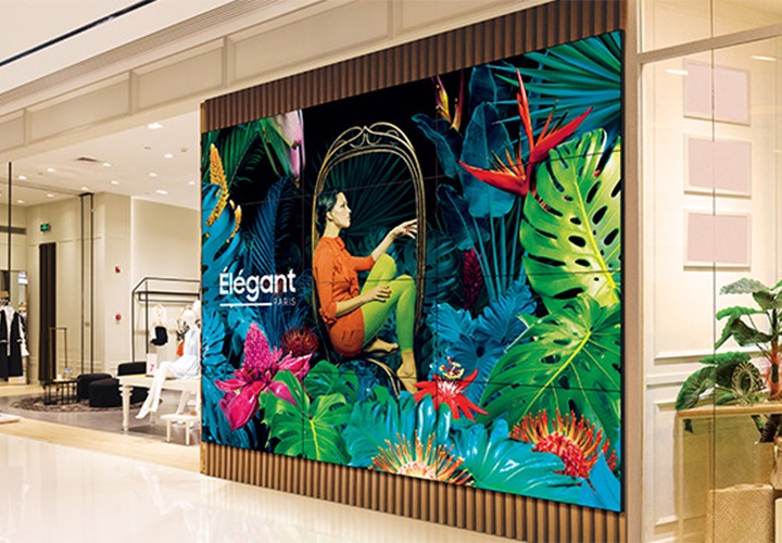 쇼핑몰 내부 벽에 제품이 설치되어 있습니다.