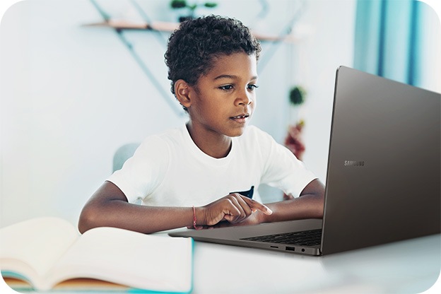 삼성의 기기로 학습중인 어린이의 모습입니다.
