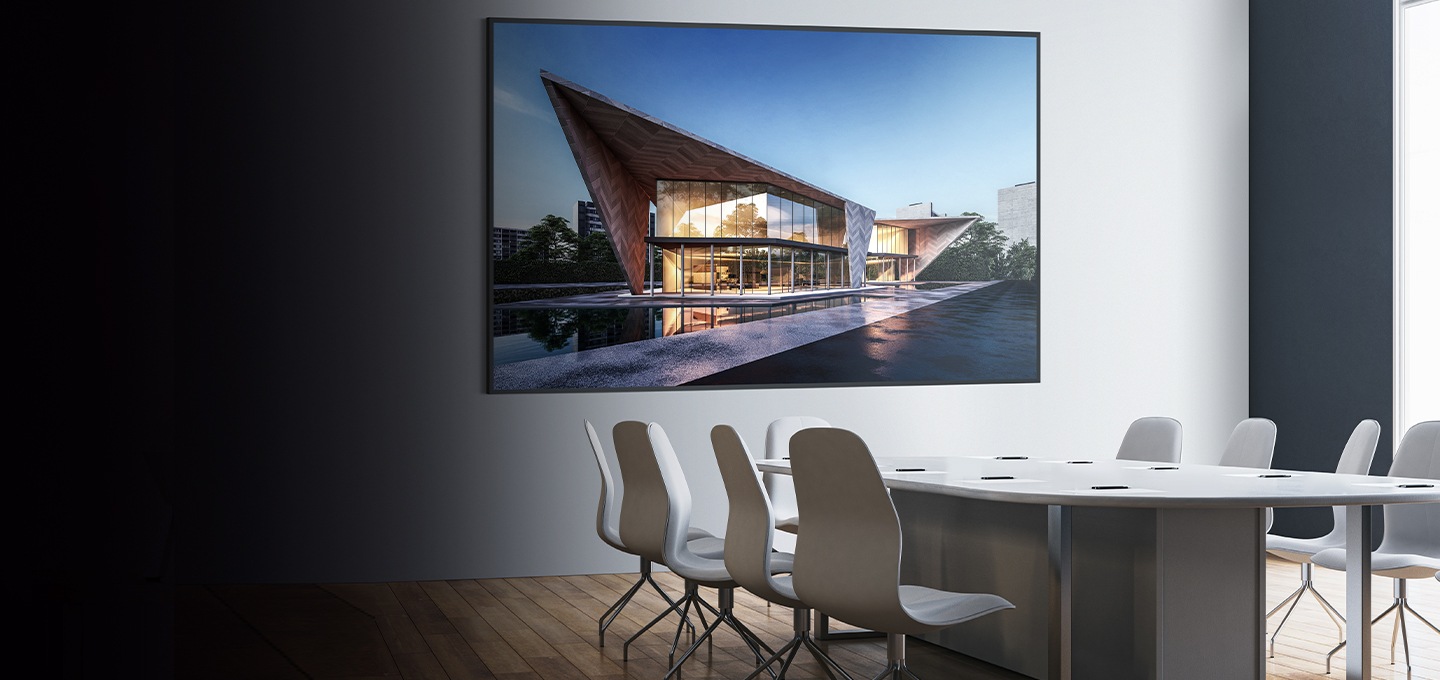 [회의실 벽면에 대형 단독 스마트 사이니지가 설치되어 있는 모습.]