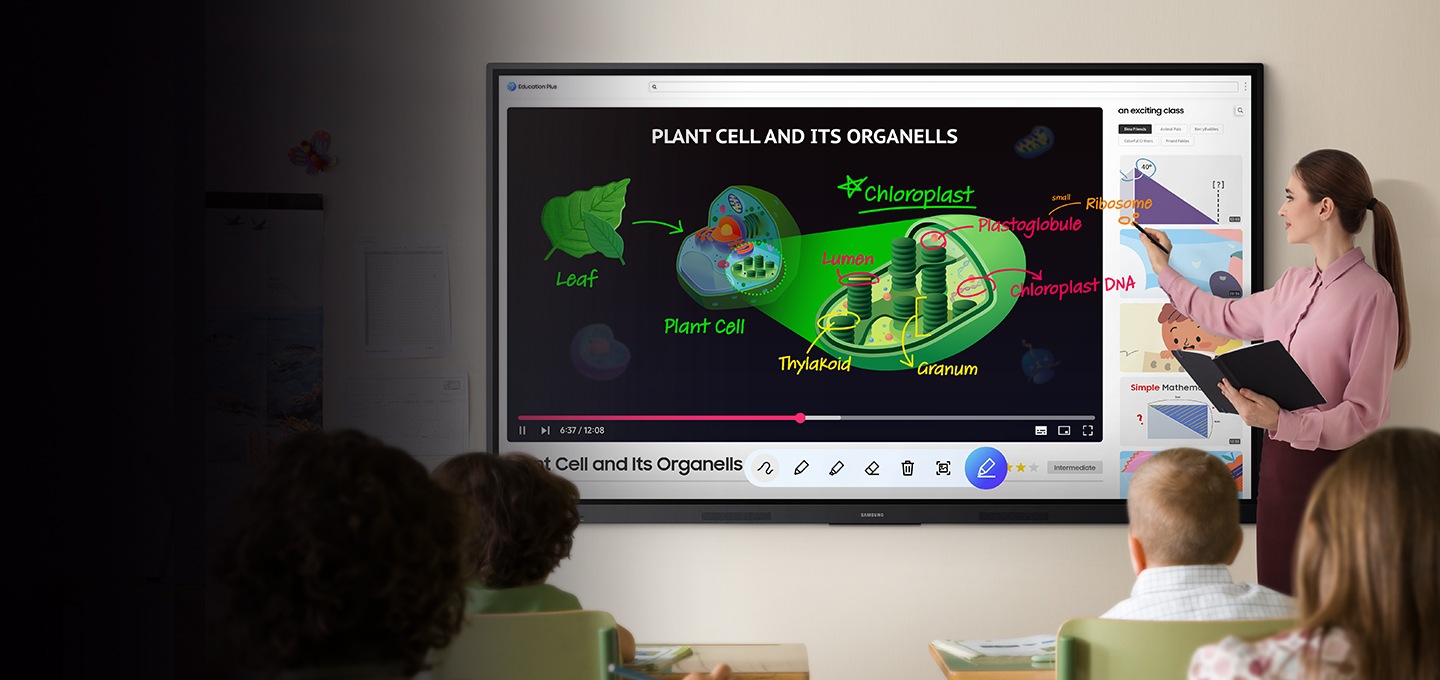 [교실 벽면에 사이니지가 설치되어 있고, 교사가 사이니지 전자칠판 화면에 메모를 하며 수업을 진행하는 모습.]
