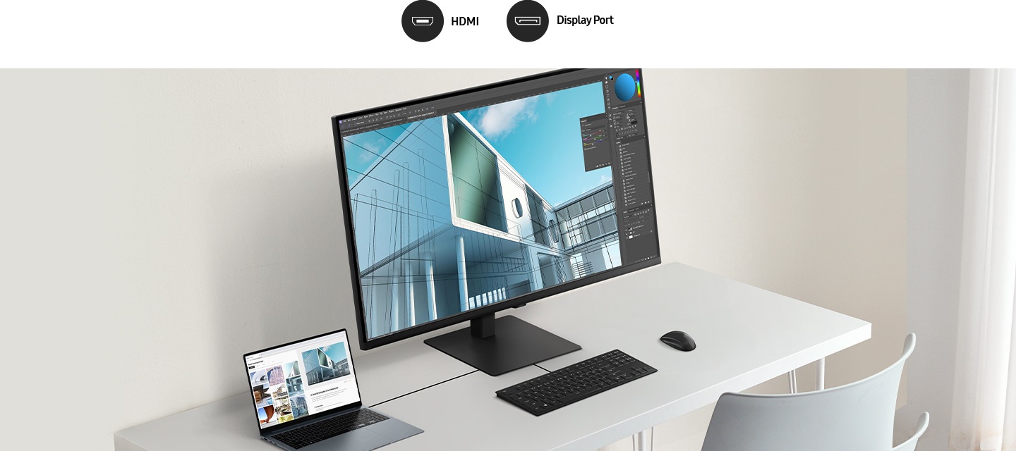 데스크에 포토샵을 이용하여 디자인 작업중인 모니터와 노트북 PC, 키보드, 마우스가 놓여져 있습니다.