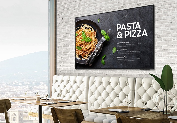 카페의 벽면에 비즈니스TV가 설치된 모습입니다. 슬림한 측면이 보이며, 고객에게 불편함을 주지 않는 두께와 세련된 디자인을 표현하고 있습니다.