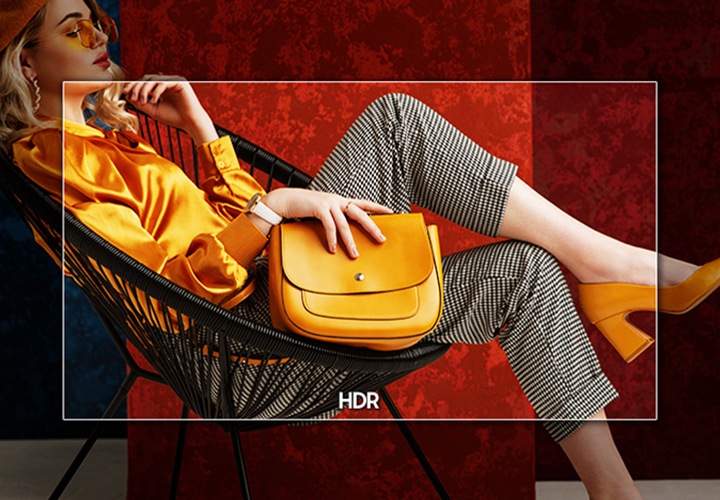 노란색 가방을 들고 의자에 앉아있는 여성모델의 모습입니다. 이미지 중앙에는 비즈니스TV 프레임을 표현하고 있으며, 화면 안에 있는 이미지만 색상이 밝고 선명합니다. 이미지 안에는 HDR이라고 표기되어 있습니다.