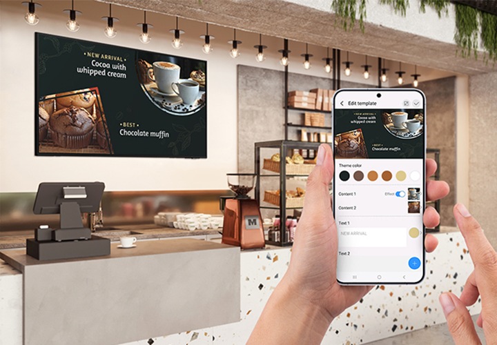 벽면에 비즈니스TV가 설치된 카페의 카운터 정면 모습입니다.