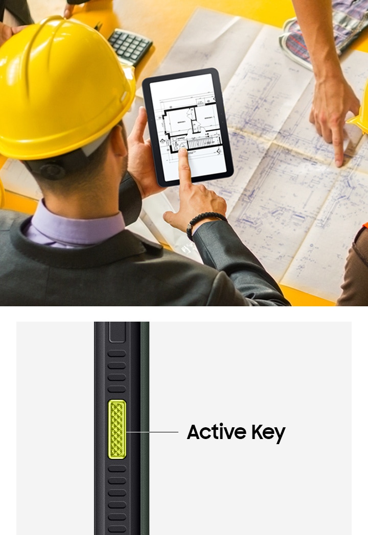 왼쪽은 안전모를 착용한 작업자들이 청사진이 놓인 테이블 주위에 모여 있는 모습입니다. 한 사람이 갤럭시 탭 액티브5 프로를 들고 화면에 같은 청사진을 표시합니다. 오른쪽은 갤럭시 탭 액티브5 프로의 측면 확대 이미지이며 액티브 키가 강조되어 있습니다.