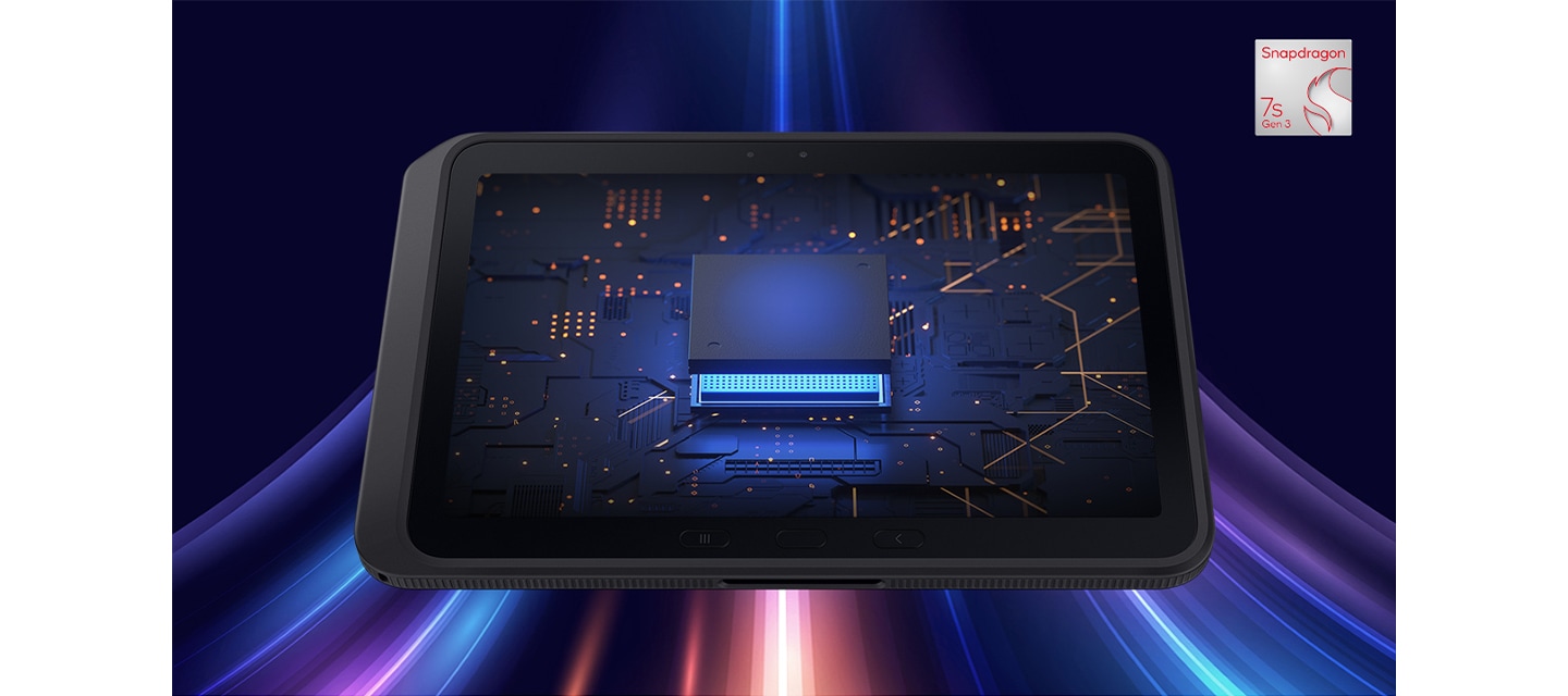 갤럭시 탭 액티브5 프로가 정면을 향해 공중에 떠 있습니다. 화면에는 내부 하드웨어를 연상시키는 회로의 배경과 칩셋 이미지가 띄워져 있습니다. 우측 상단에는 스냅드래곤® 7s Gen 3 4nm 로고가 있습니다.