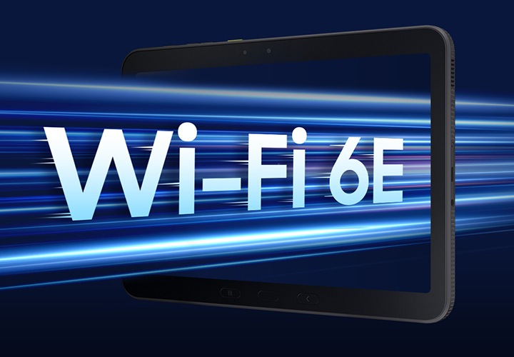 갤럭시 탭 액티브5 프로가 약간 왼쪽으로 기울어진 채 공중에 떠 있습니다. 파란색 빛이 제품을 관통하며 Wi-Fi 6E 텍스트가 나타나 빠르고 안정적인 무선 연결을 강조합니다.