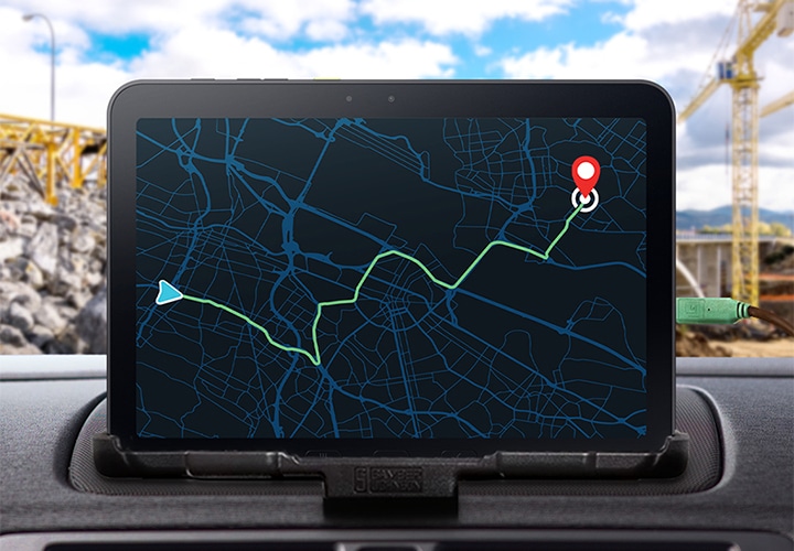 갤럭시 탭 액티브5 프로를 차량 내부에 배치한 모습입니다. 화면에는 목적지까지 경로 안내가 포함된 지도가 표시됩니다. 차량 외부에는 공사 현장의 모습이 있으며 배터리를 사용하지 않고 외부 전원으로 기기를 직접 작동시키는 방식임을 알려줍니다.