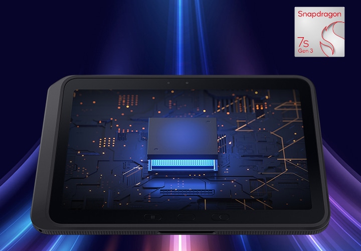 갤럭시 탭 액티브5 프로가 정면을 향해 공중에 떠 있습니다. 화면에는 내부 하드웨어를 연상시키는 회로의 배경과 칩셋 이미지가 띄워져 있습니다. 우측 상단에는 스냅드래곤® 7s Gen 3 4nm 로고가 있습니다.