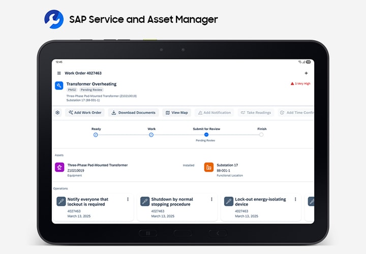 갤럭시 탭 액티브5 프로는 정면을 향하고 있으며, 진행 중인 프로젝트, 자산 관리 및 운영 진행 상황에 대한 정보가 포함된 SAP 서비스 대시보드를 표시합니다. 왼쪽 상단에는 SAP 서비스 및 자산 관리자 앱 로고가 있습니다.