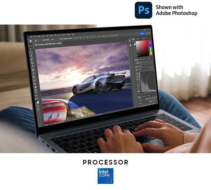한 사람이 집에 앉아 그레이 컬러의 갤럭시 북4를 무릎 위에 놓고 경주용 자동차 이미지를 편집하고 있습니다. 화면에 작업 중인 Adobe Photoshop 앱이 떠있습니다. 하단에는 Adobe Photoshop 로고, Intel Core 3, Intel Core 5 및 Intel Core 7 프로세서 로고가 표시되어 있습니다. 원활한 그래픽 작업을 위한 성능을 갖추었음을 나타냅니다.