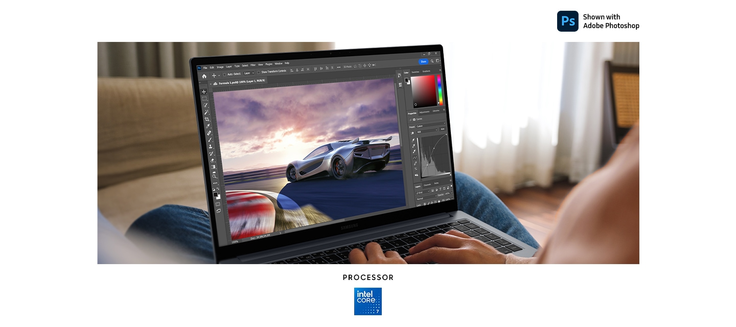 한 사람이 집에 앉아 그레이 컬러의 갤럭시 북4를 무릎 위에 놓고 경주용 자동차 이미지를 편집하고 있습니다. 화면에 작업 중인 Adobe Photoshop 앱이 떠있습니다. 하단에는 Adobe Photoshop 로고, Intel Core 3, Intel Core 5 및 Intel Core 7 프로세서 로고가 표시되어 있습니다. 원활한 그래픽 작업을 위한 성능을 갖추었음을 나타냅니다.