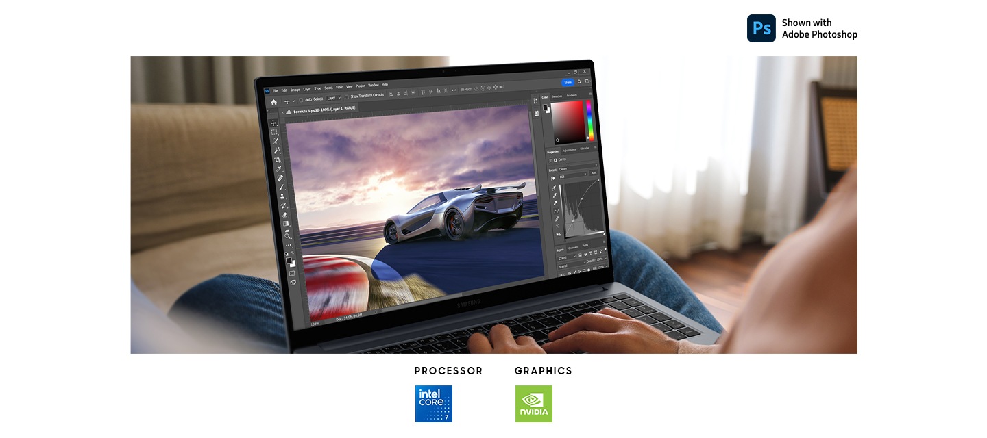 한 사람이 집에 앉아 그레이 컬러의 갤럭시 북4를 무릎 위에 놓고 경주용 자동차 이미지를 편집하고 있습니다. 화면에 작업 중인 Adobe Photoshop 앱이 떠있습니다. 하단에는 Adobe Photoshop 로고, Intel Core 3, Intel Core 5 및 Intel Core 7 프로세서 로고가 표시되어 있습니다. 원활한 그래픽 작업을 위한 성능을 갖추었음을 나타냅니다.